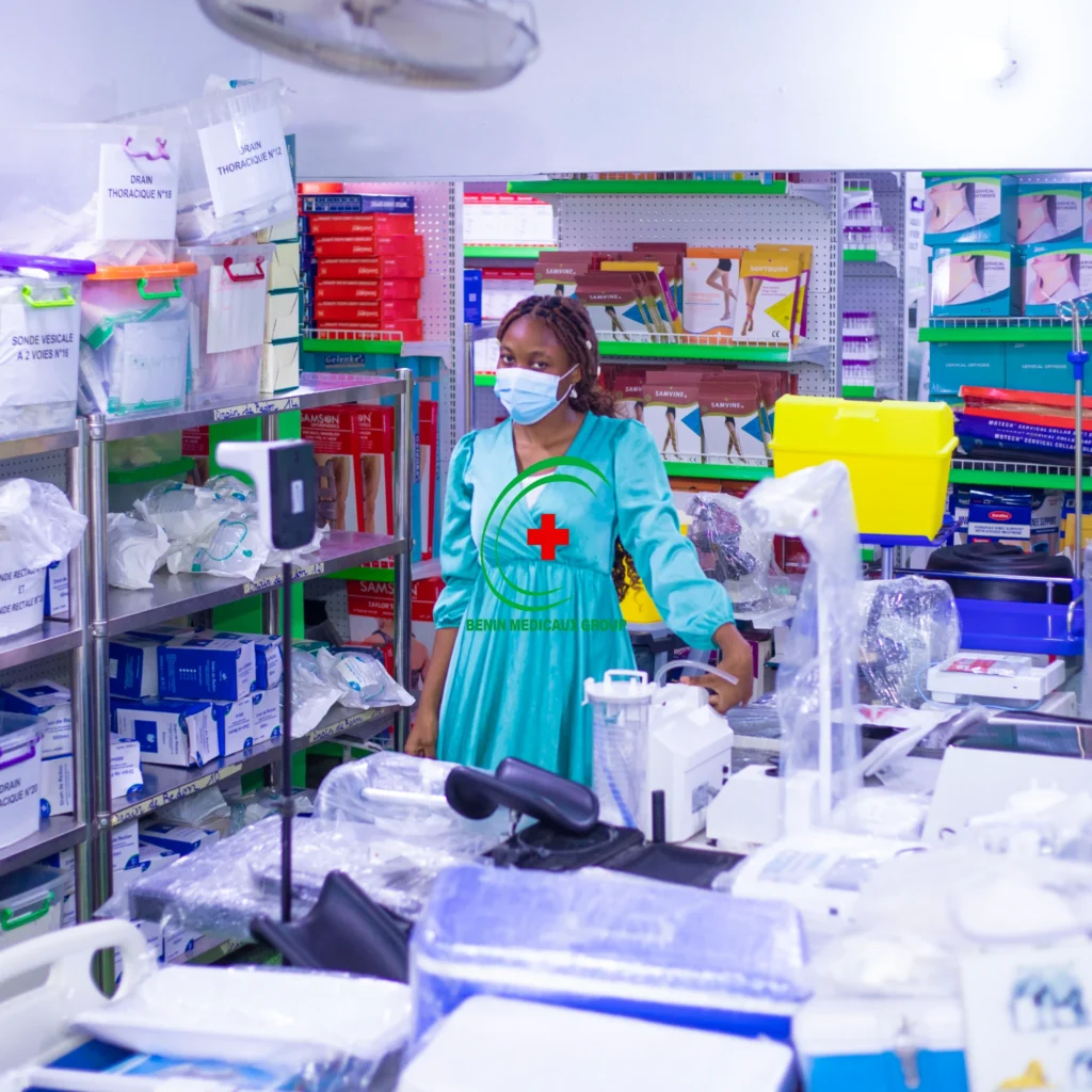 Vente d'instruments médicaux, une agente de Bénin Médicaux Group de Cotonou, au milieu d'instruments médicaux