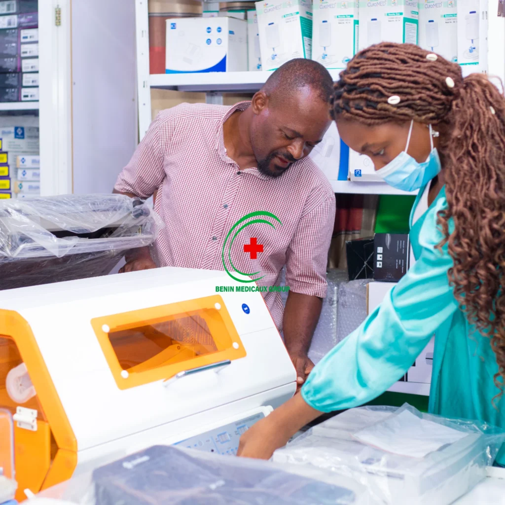 Une agente de Bénin Médicaux Group | BMG vendant du matériel médical à un client..