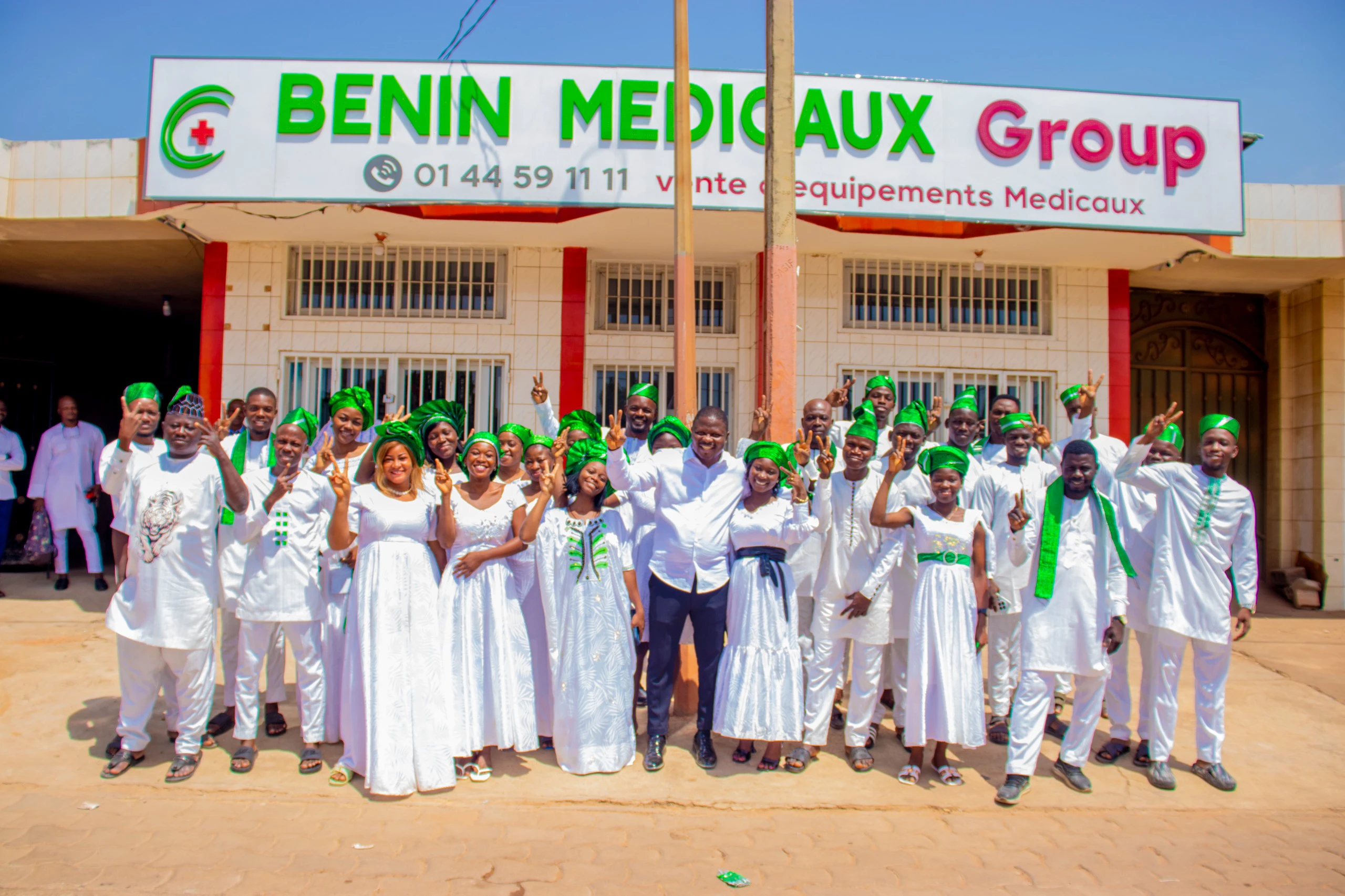 Equipements médicaux. L'équipe de Bénin Médicaux Group devant leur site à Parakou..