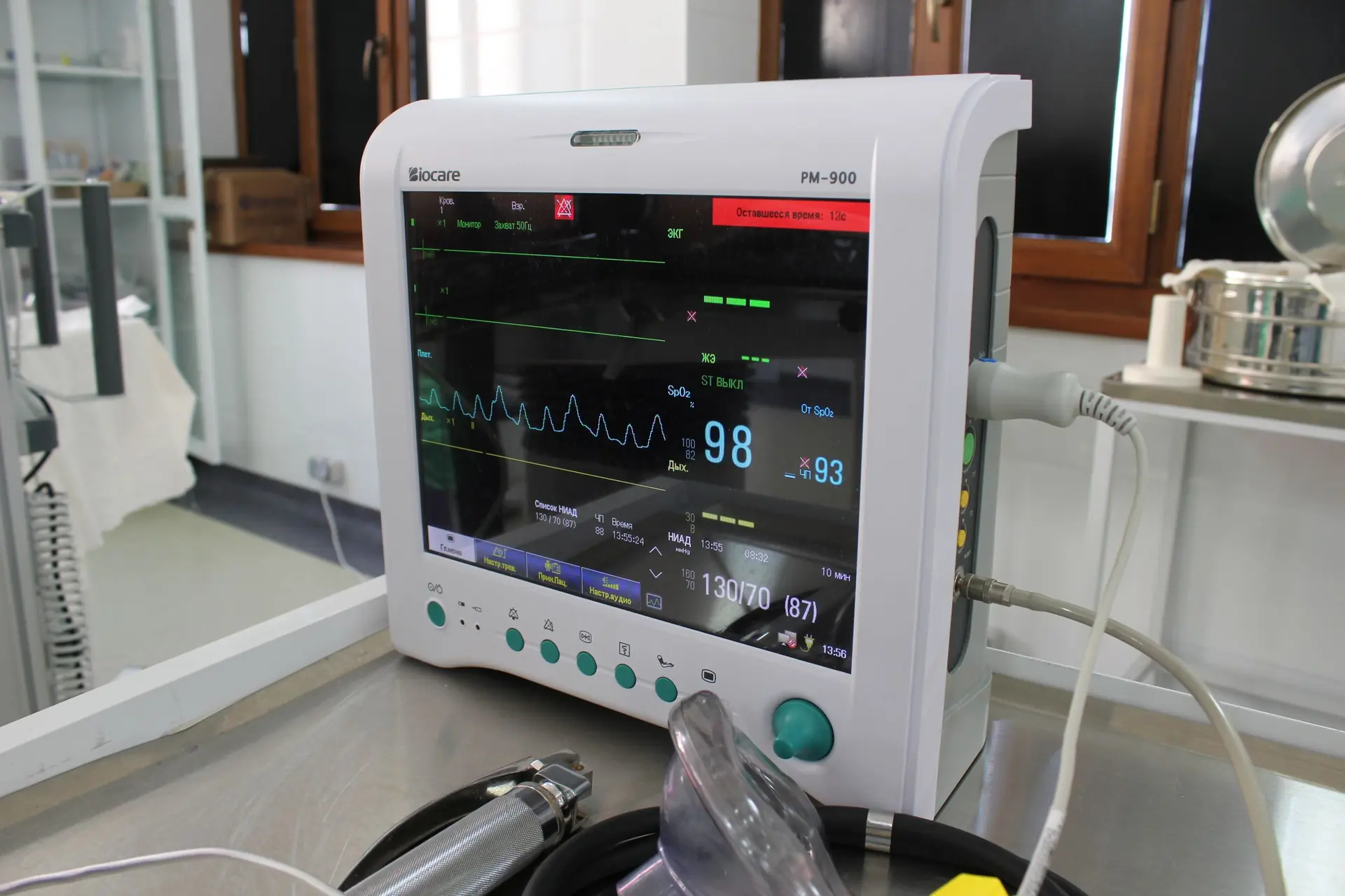 Moniteur multiparam&eacute;trique affichant les constantes vitales d'un patient