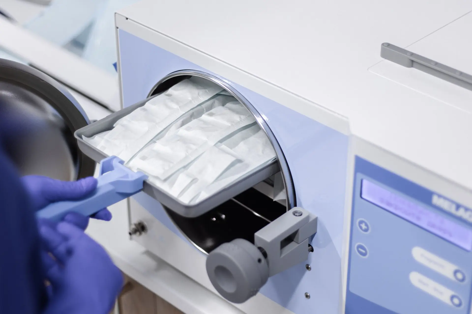 Chargement d'instruments emball&eacute;s dans un autoclave de table