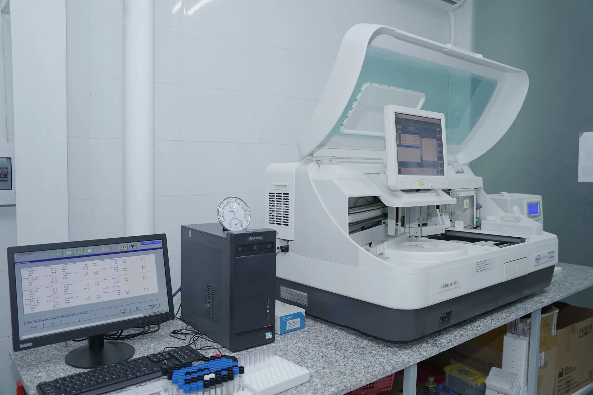 Automate d'analyses biom&eacute;dicales et poste de travail dans un laboratoire