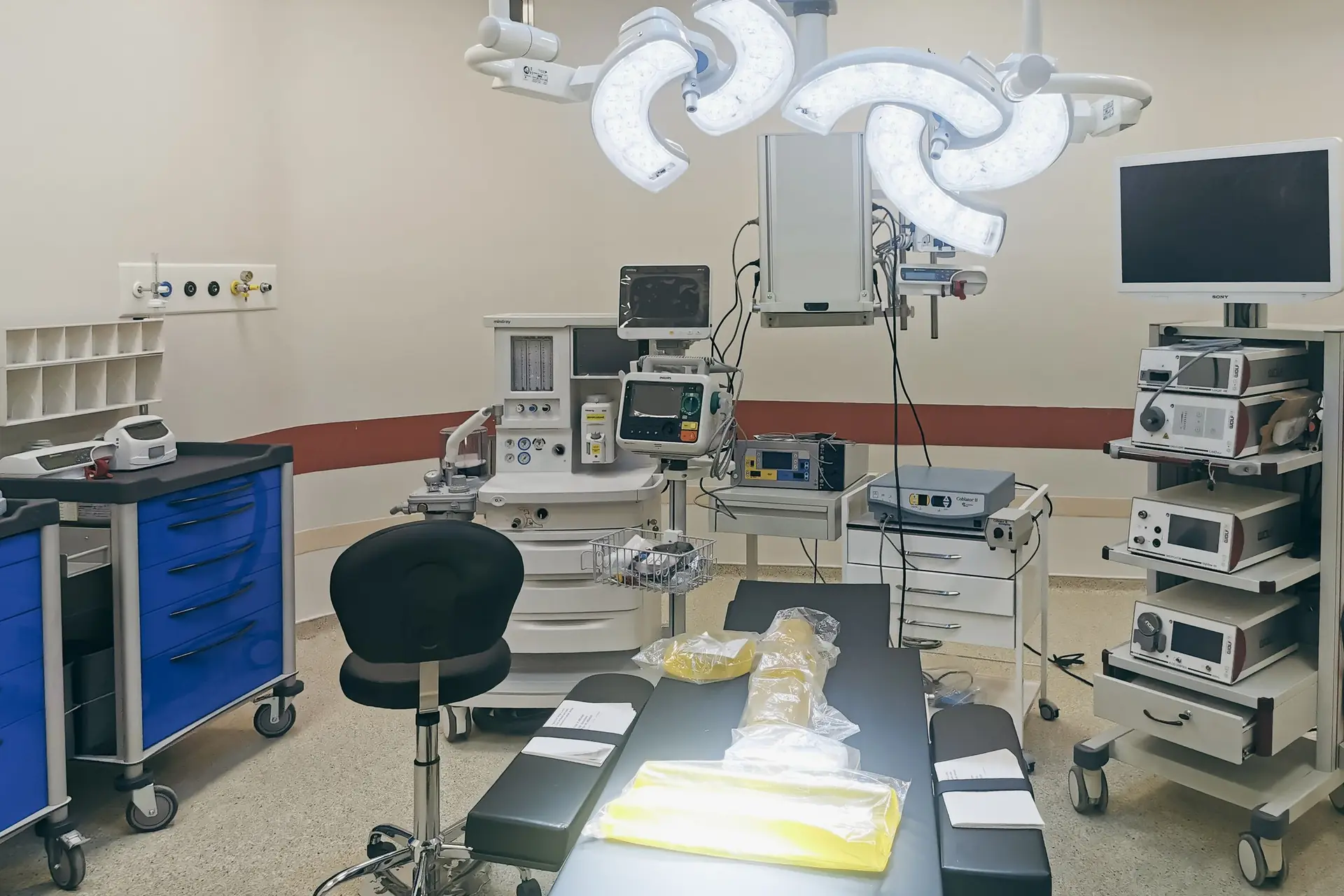 Bloc op&eacute;ratoire &eacute;quip&eacute; : scialytiques, table d'op&eacute;ration et colonnes de chirurgie