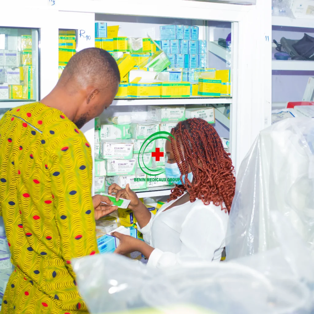 Une agente de Bénin Médicaux Group| BMG vendant un consommable médical à un client, vente de consommable médicaux à Bénin Médicaux Group, Cotonou, Parakou, Bénin, Afrique.